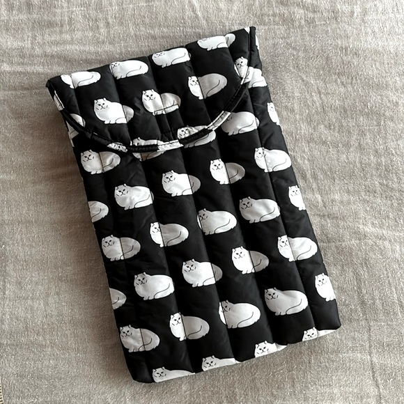 BAGGU Handbags - BAGGU Cat Print Puffy Laptop Sleeve NWOT
